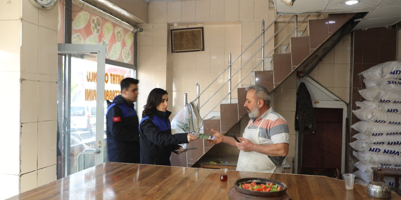 Cizre Belediyesi temizlik hizmetlerinin verimliliği için Esnaf ve vatandaşlara broşür dağıttı