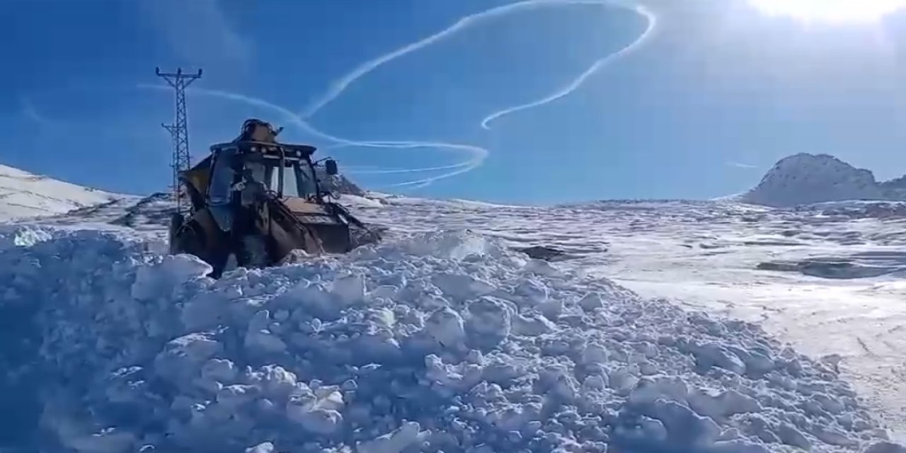 Şırnak’ta 4 Aile Yaylada Mahsur Kaldı, Ekipler 35 Kilometrelik Yolu Açıp Kurtardı