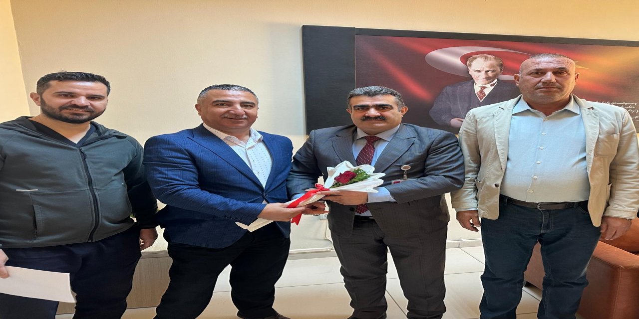 Şırnak’ta Sağlık-Sen’den Anlamlı Gül Takdimi