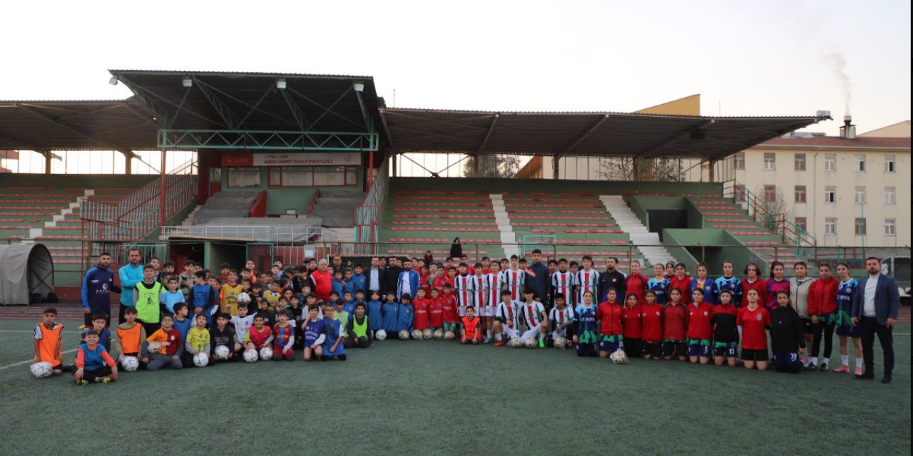 Kaymakam Baycar’dan genç sporculara destek