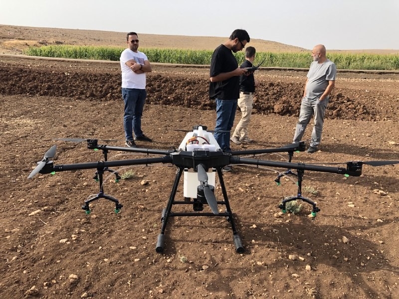 MARDİN'DE DRONE İLE ZİRAİ İLAÇLAMA YAPARAK ÜRÜN KAYBININ ÖNÜNE GEÇİLİYOR