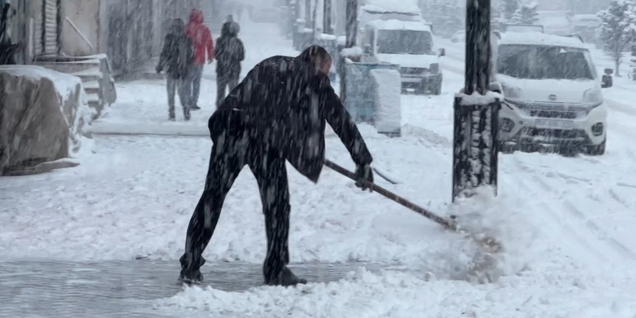 Şırnak'ta yağması beklenen Kar, komşu ilde lapa lapa yağdı