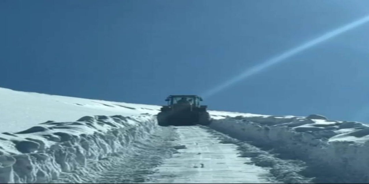 Şırnak’ta kardan kapanan köy yolu ulaşıma açıldı
