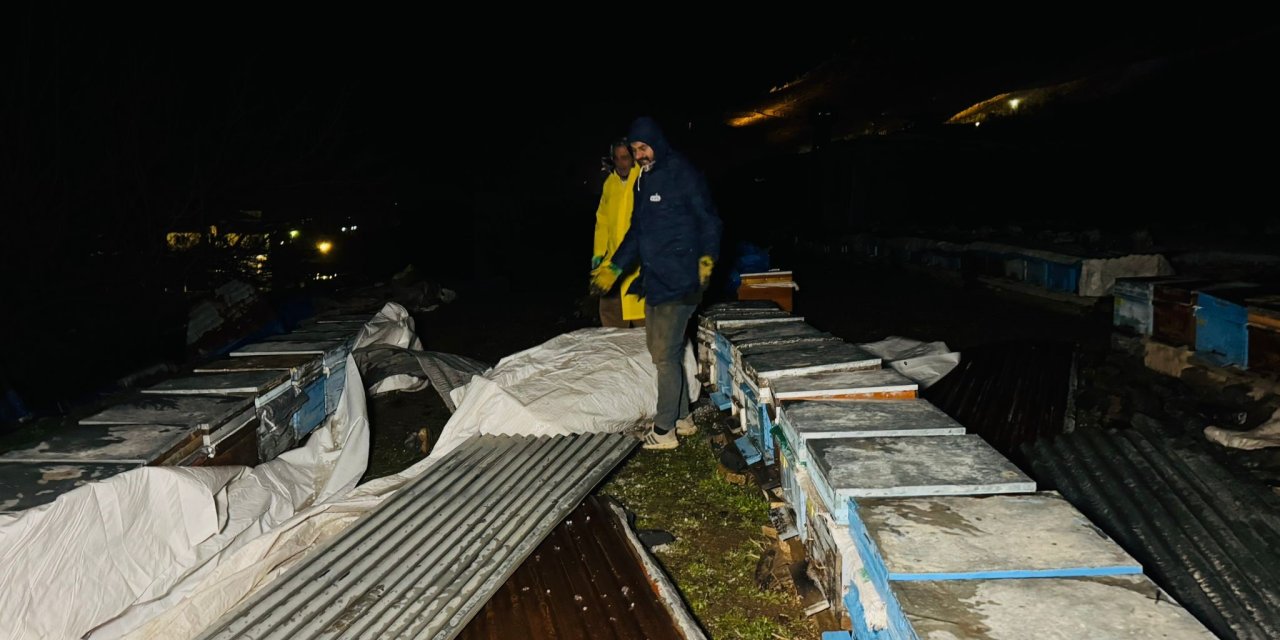 Beytüşşebap'ta şiddetli fırtına ve kar yağışı