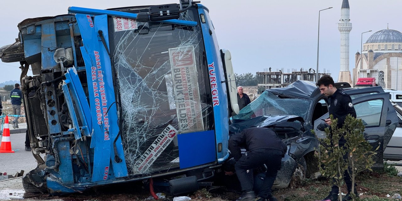 Yolcu midibüsü ile cip çarpıştı: 7 yaralı
