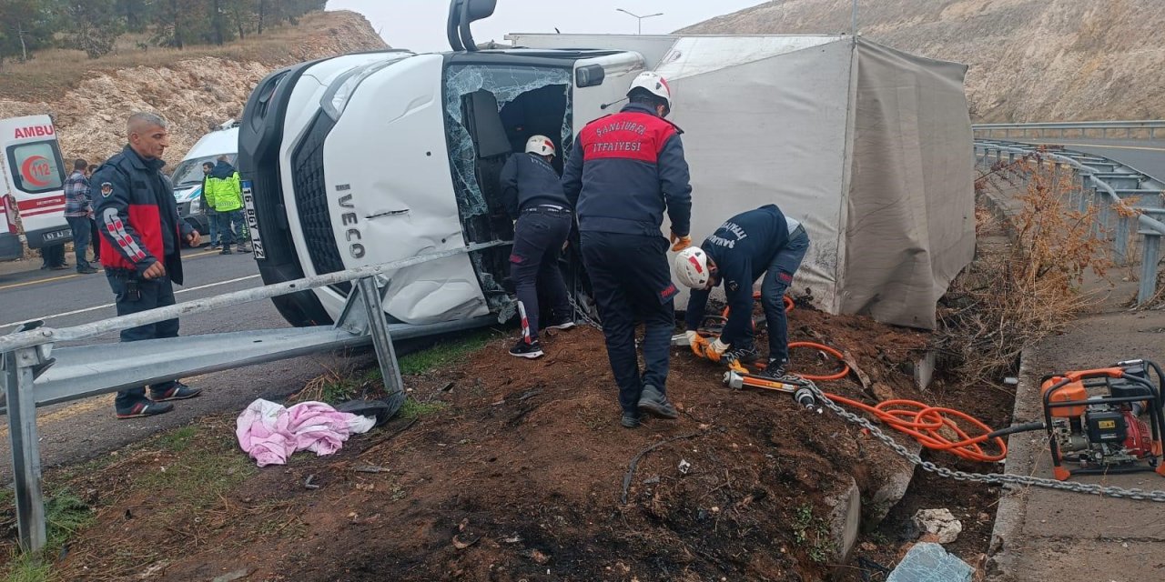 Şanlıurfa'da virajı alamayan kamyonet devrildi, sürücü ağır yaralandı