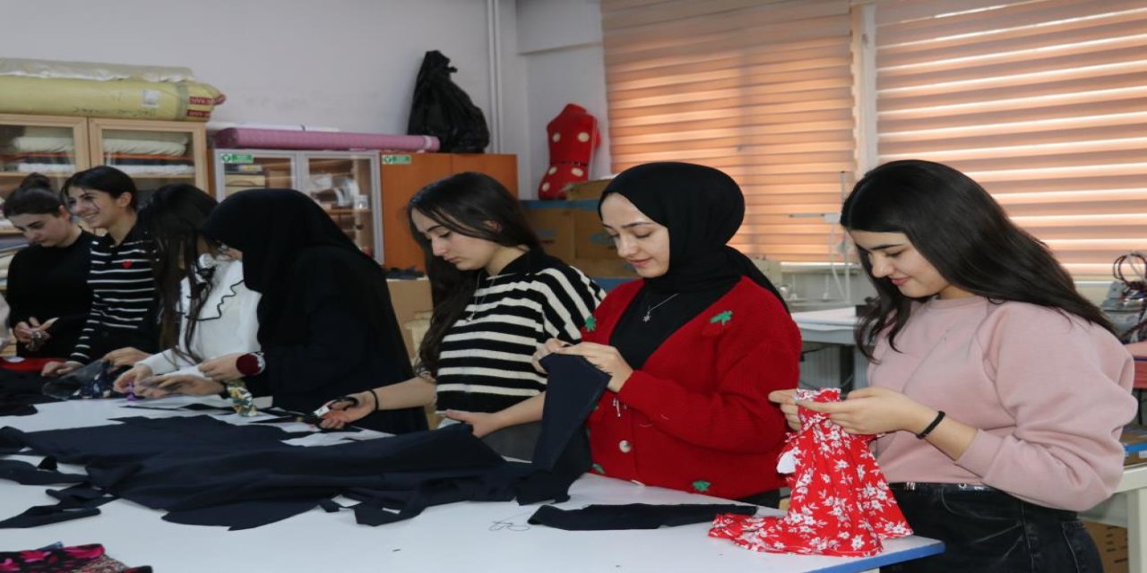 Van'da moda tasarım öğrencileri ihtiyaç sahibi olanlar için dikiyorlar