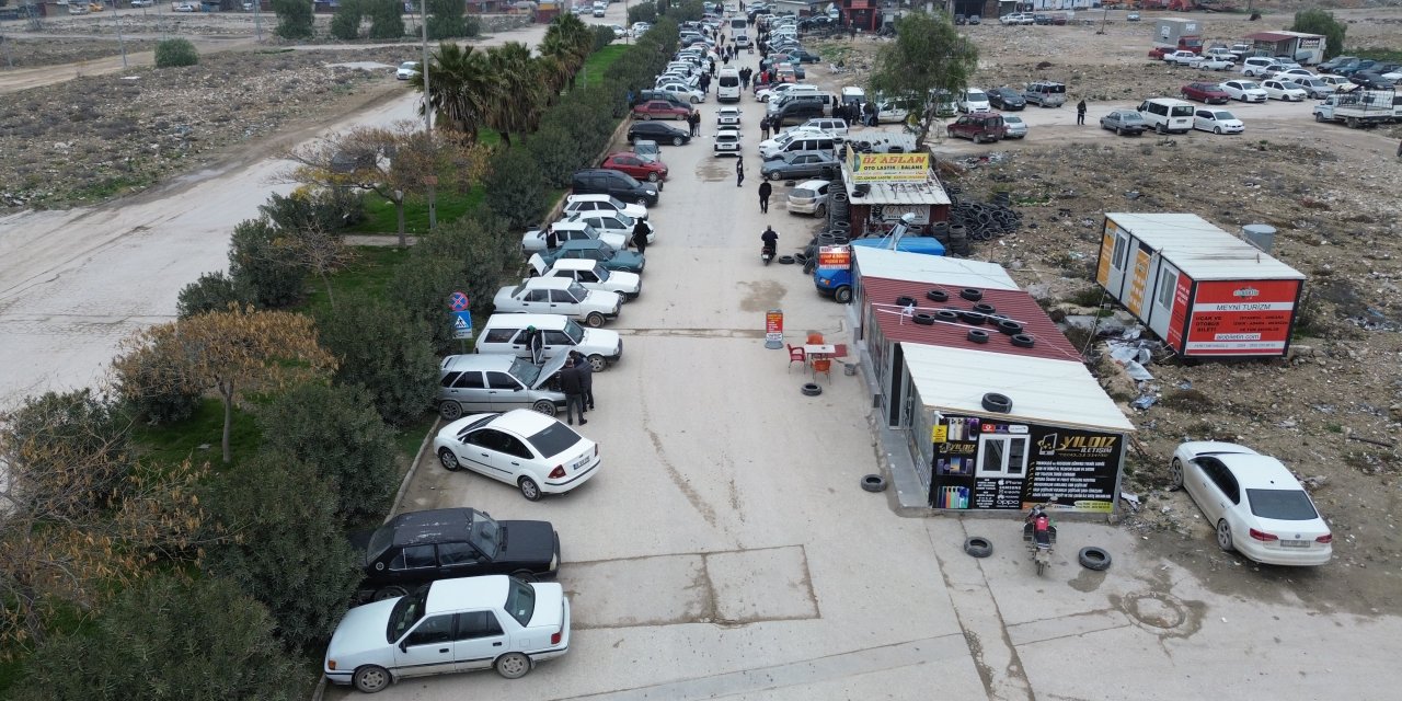 Ülkelerine dönmek isteyen Suriyeliler, araçlarını satmak için araba pazarına akın etti