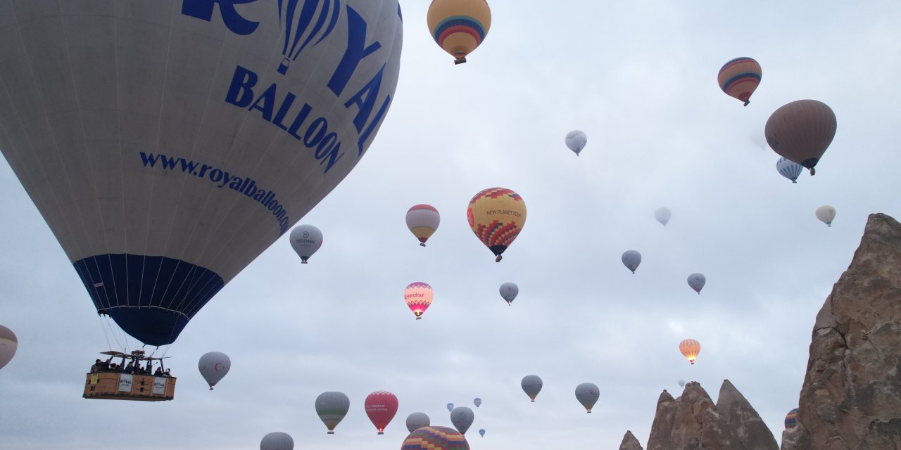 Kapadokya’da turistler yılın ilk güneşinin doğuşunu sıcak hava balonlarında izledi