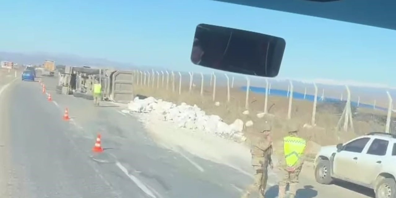 Siirt'te hafriyat kamyonunun devrildiği kazada sürücü yaralandı