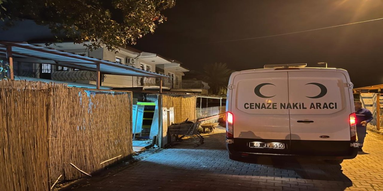 İş arkadaşını yatağında öldürdü
