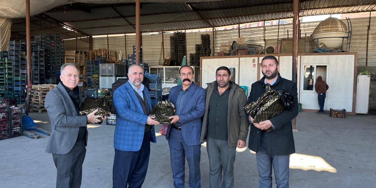 Cizre Müftüsü esnafı ziyaret edip Kur’an-ı Kerim hediye etti