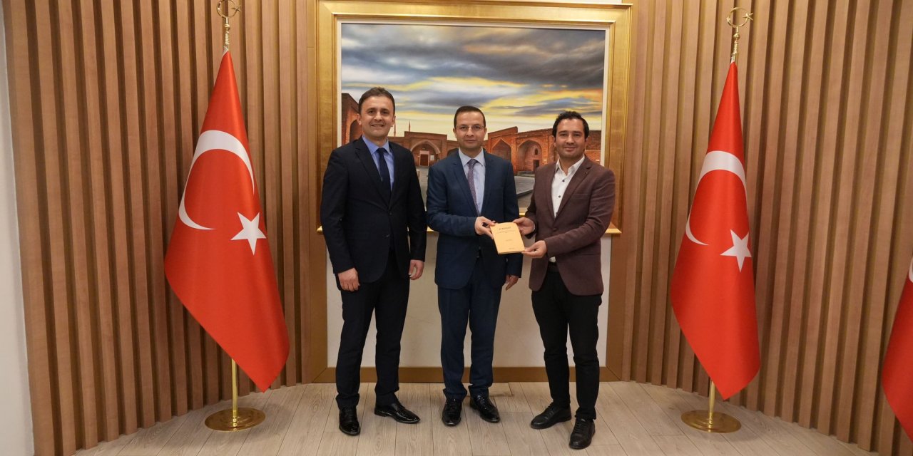 Araştırmacı-Yazar Abdulaziz Bilge’den Kaymakam Baycar’a anlamlı hediye