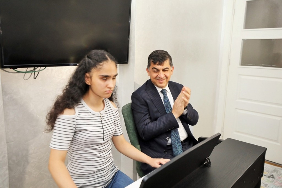 GÖRME ENGELLİ KIZ PİYANODAN GİRDİĞİ YETENEK SINAVINDA 99.87 PUAN ALARAK 1. OLDU