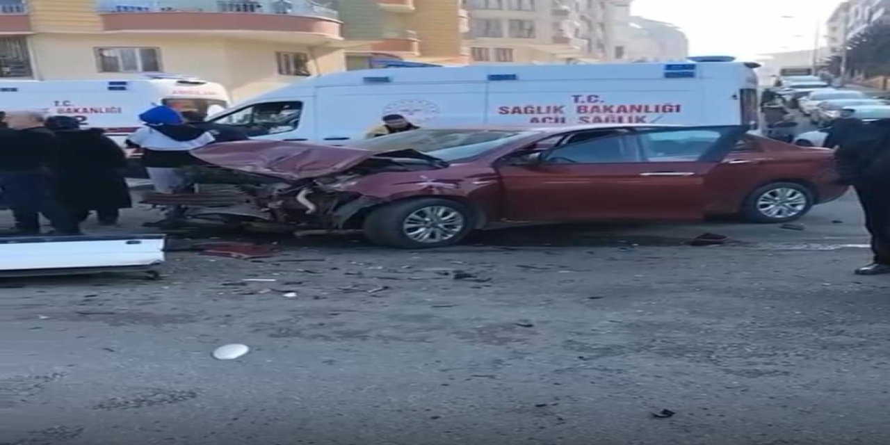 Batman'da okul servisi ile otomobil çarpıştı: 17'si öğrenci 20 yaralı
