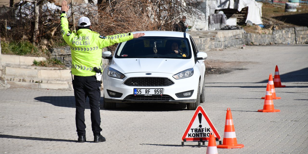 Beytüşşebap'ta Dron pilotu kadın trafik polisi, havadan ve karadan denetimler yapıyor