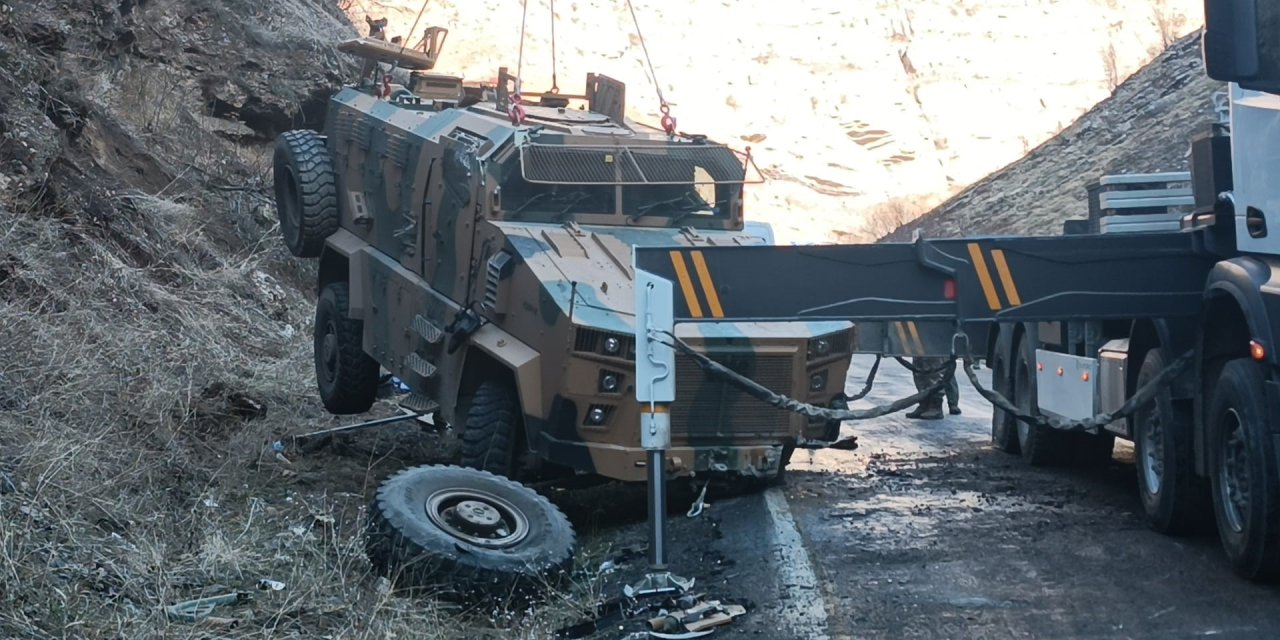 Şırnak'ta devrilen  zırhlı askeri araç yoldan kaldırıldı