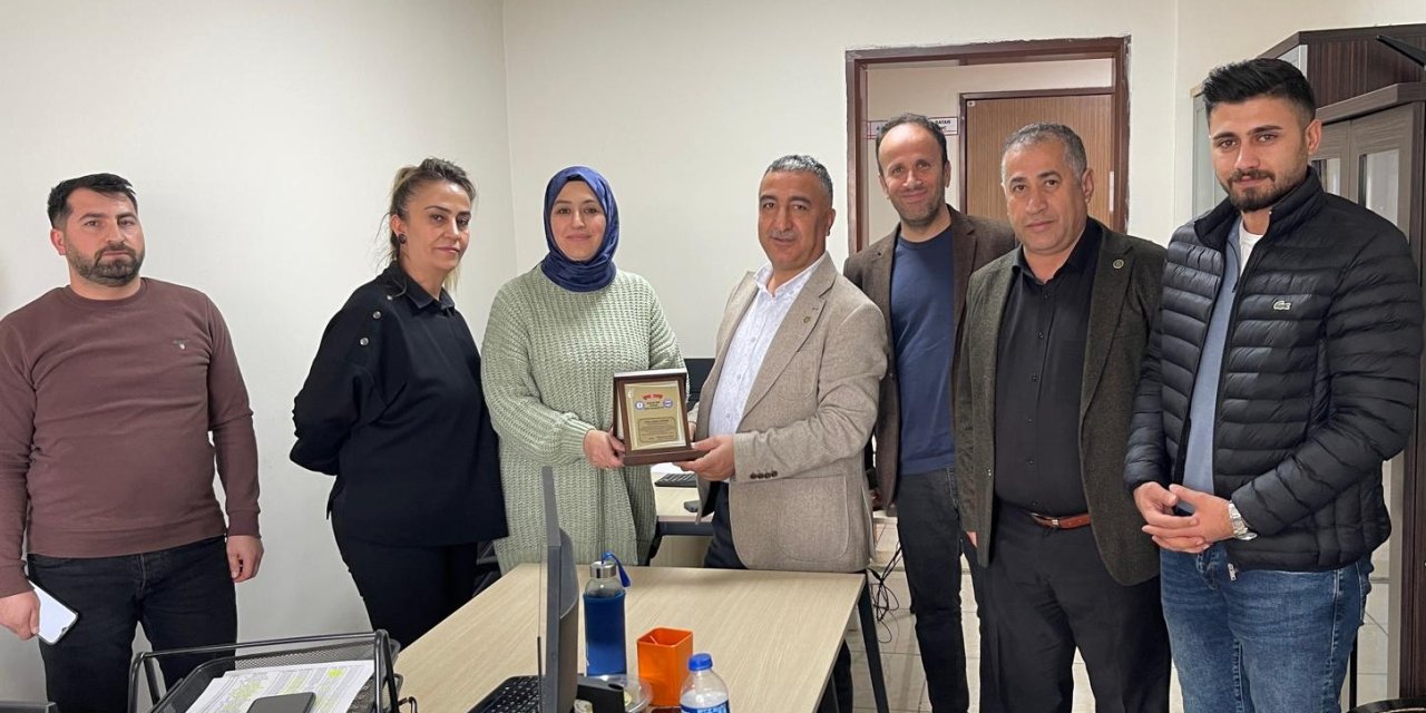 Sağlık-Sen Şırnak Şubesi, Tayin çıkan Sağlık Çalışanını Plaket ile uğurladı