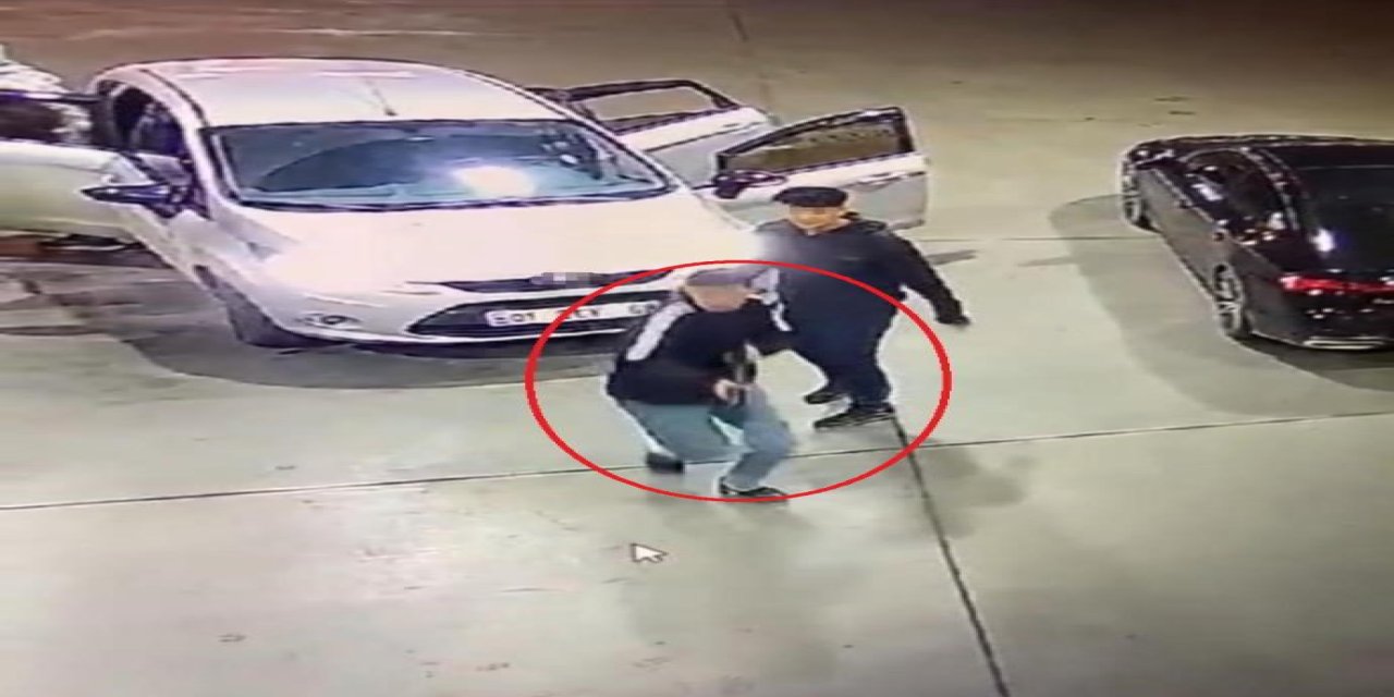 Akaryakıt istasyonunda silahlı grubun genci darbederek araca bindirdiği anlar kamerada