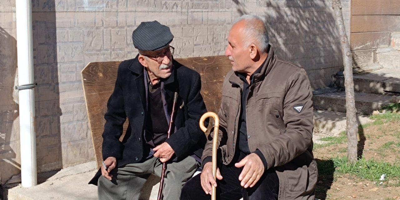 Şırnak'ta Güneşli Hava Keyfi: Kar Yağışı Gecikti, Vatandaşlar Dışarıda Zaman Geçiriyor