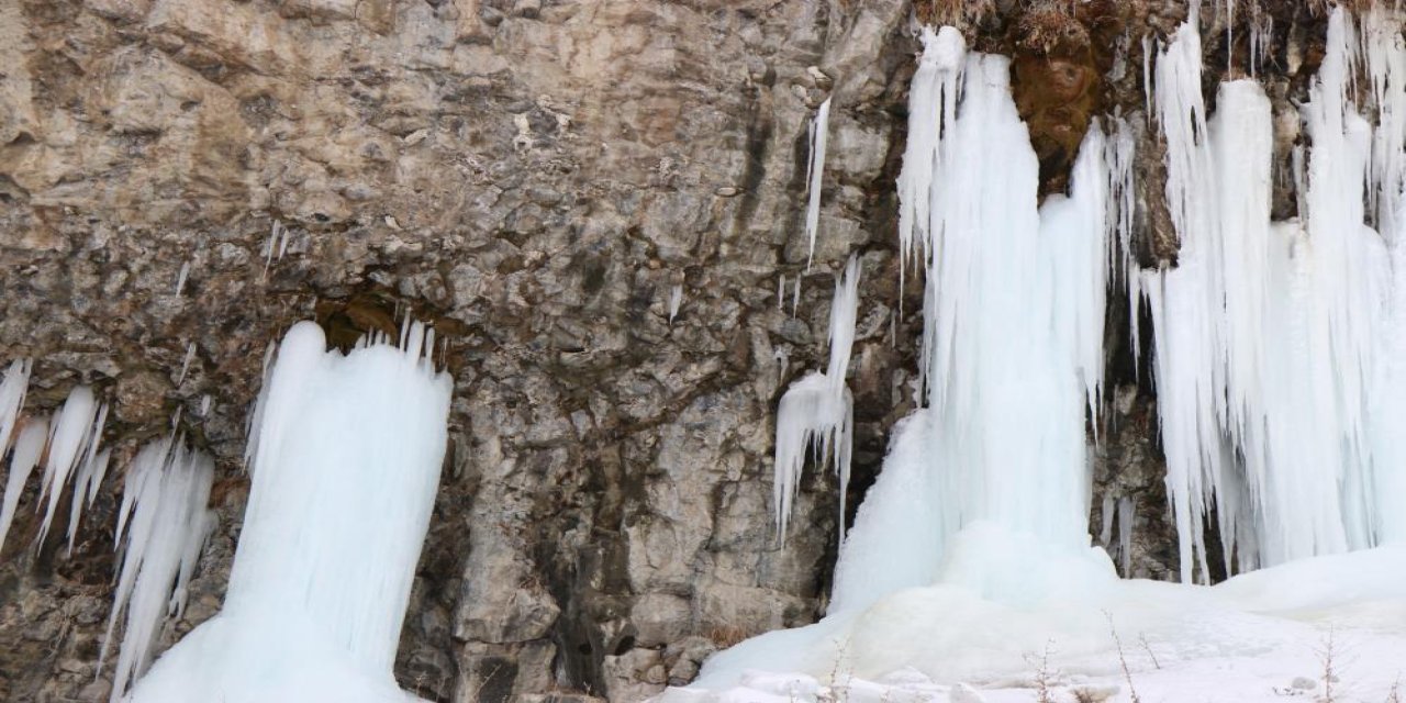 Diyadin'de 35 metrelik buz sarkıtları