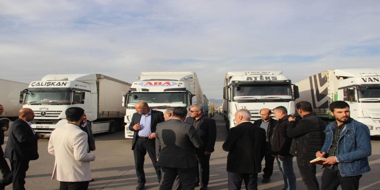 Şırnaklı Vekil  Demir, Silopi’de Tır Şoförlerinin Sorunlarını Dinledi