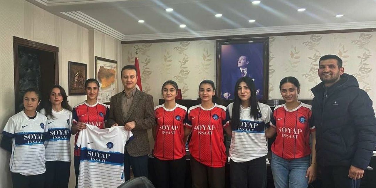 İdil Kadın Futbol takımından Kaymakam Adıgüzel’e ziyaret