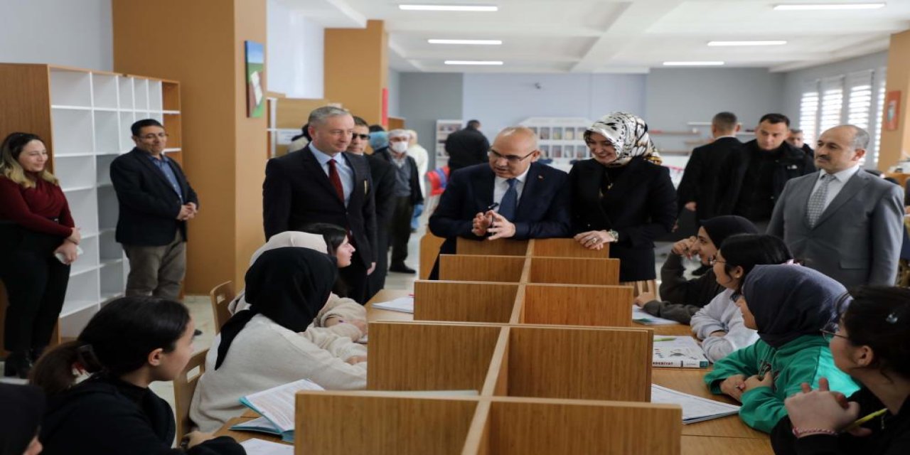 Ağrı Valisi Koç, üniversite sınavına hazırlanan öğrencilere destek oldu