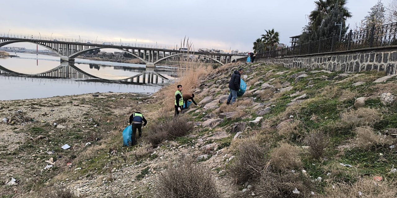 Cizre’nin İncisi Dicle Nehri Kenarı Çöplerden temizleniyor