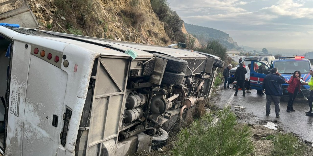 Minibüsü devrildi 23 kişi yaralandı
