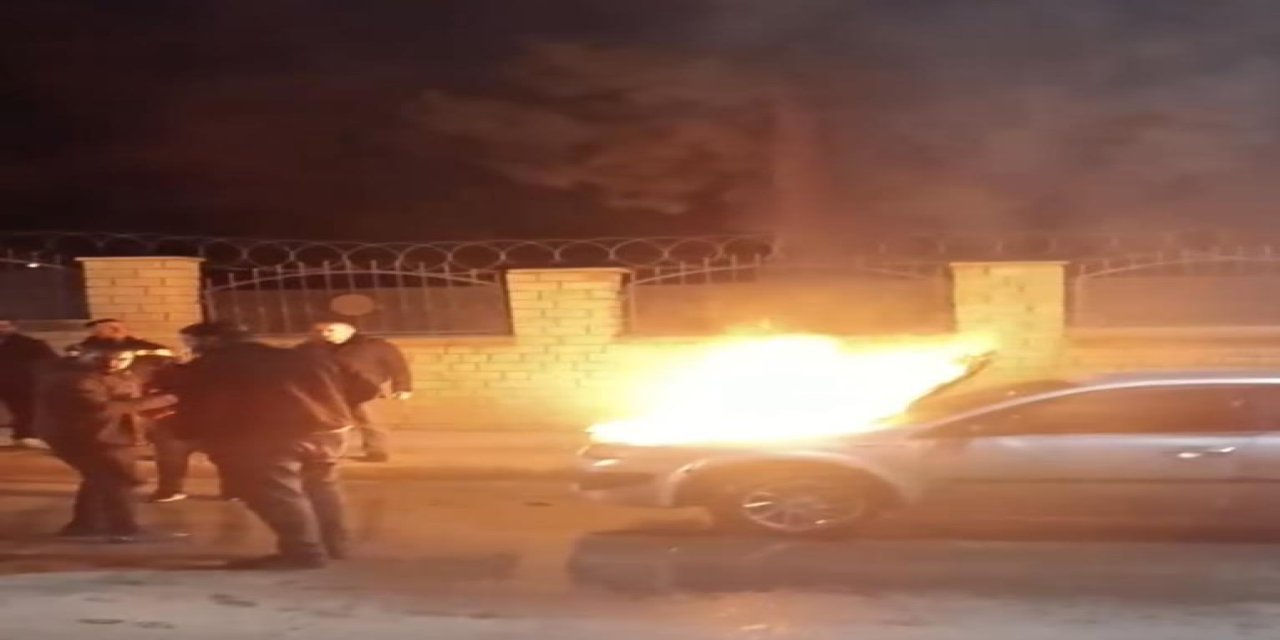 Elazığ'da seyir halindeki otomobil alev topuna döndü