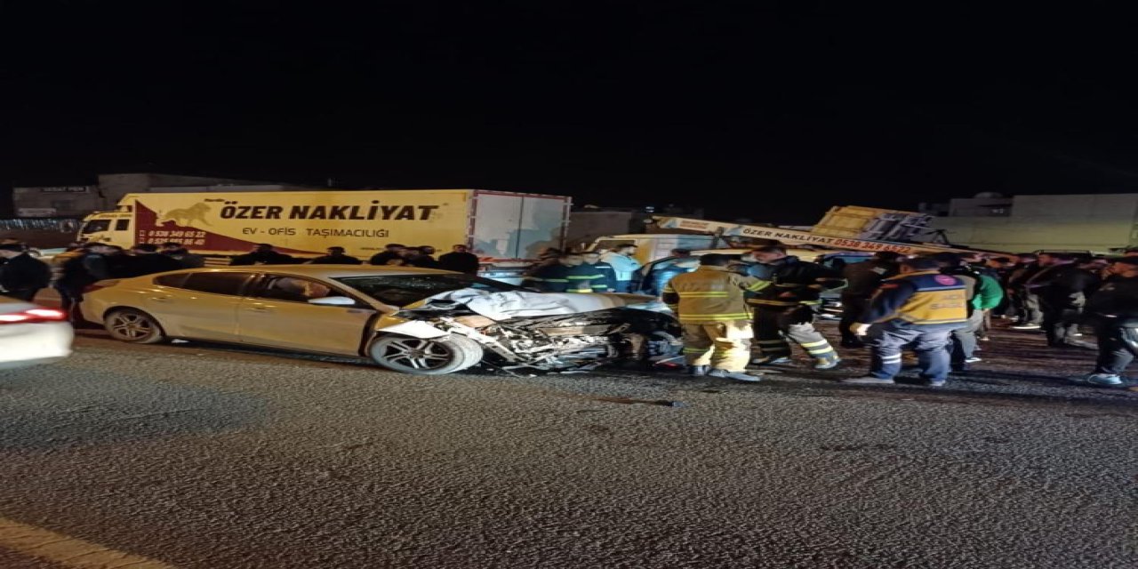Mardin'de otomobil ile hafif ticari aracın çarpıştı: 3 yaralı