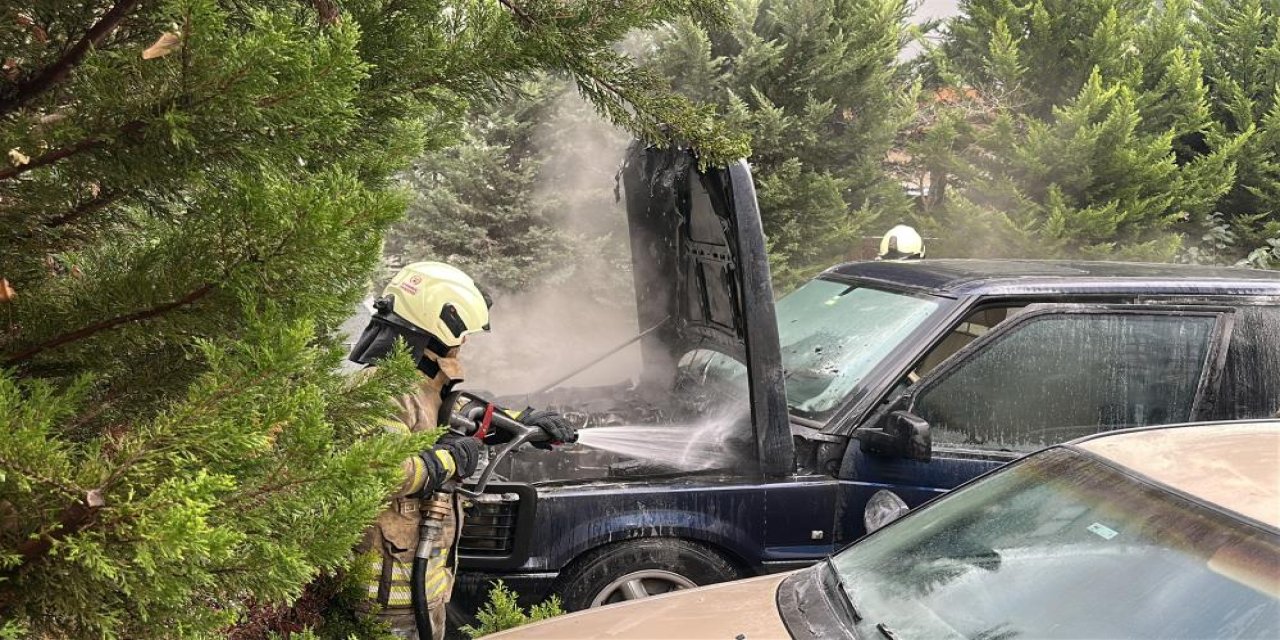 Kadıköy'de park halindeki otomobilin motor kısmı yandı