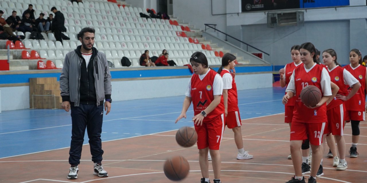 Şırnaklı İşitme engelli milli basketbolcu, basketbol sevgisini çocuklara aşılıyor
