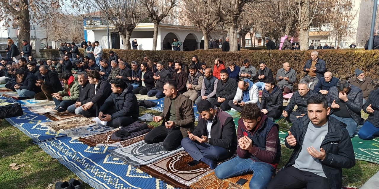 Batmanlılar cuma namazı öncesi yağmur duasına çıktı