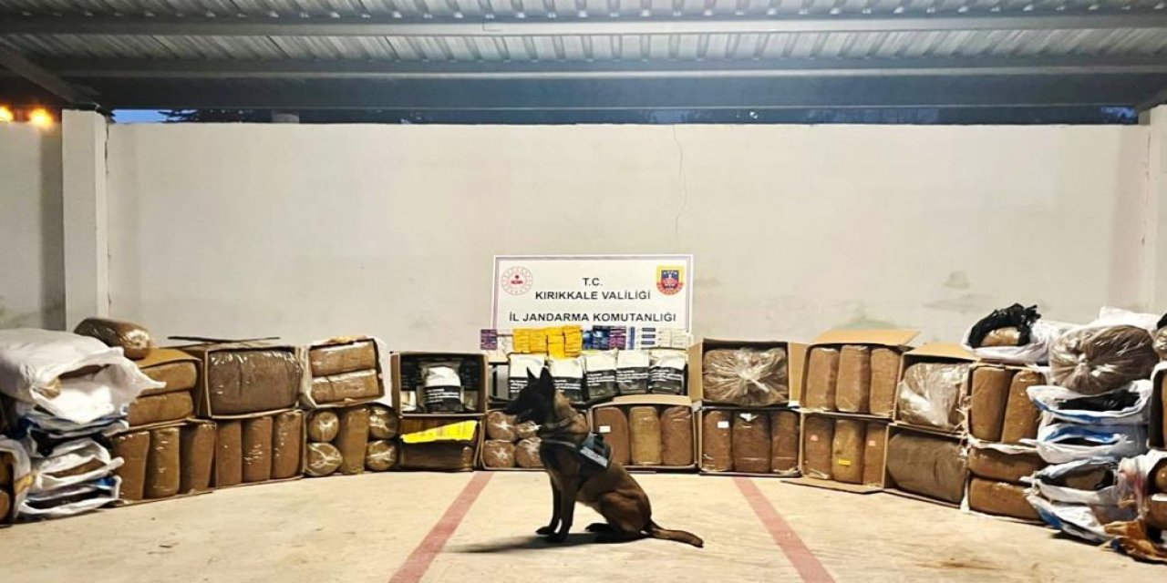 Kargo aracında 1 tonun üzerinde kaçak tütün ve yüzlerce paket sigara ele geçirildi