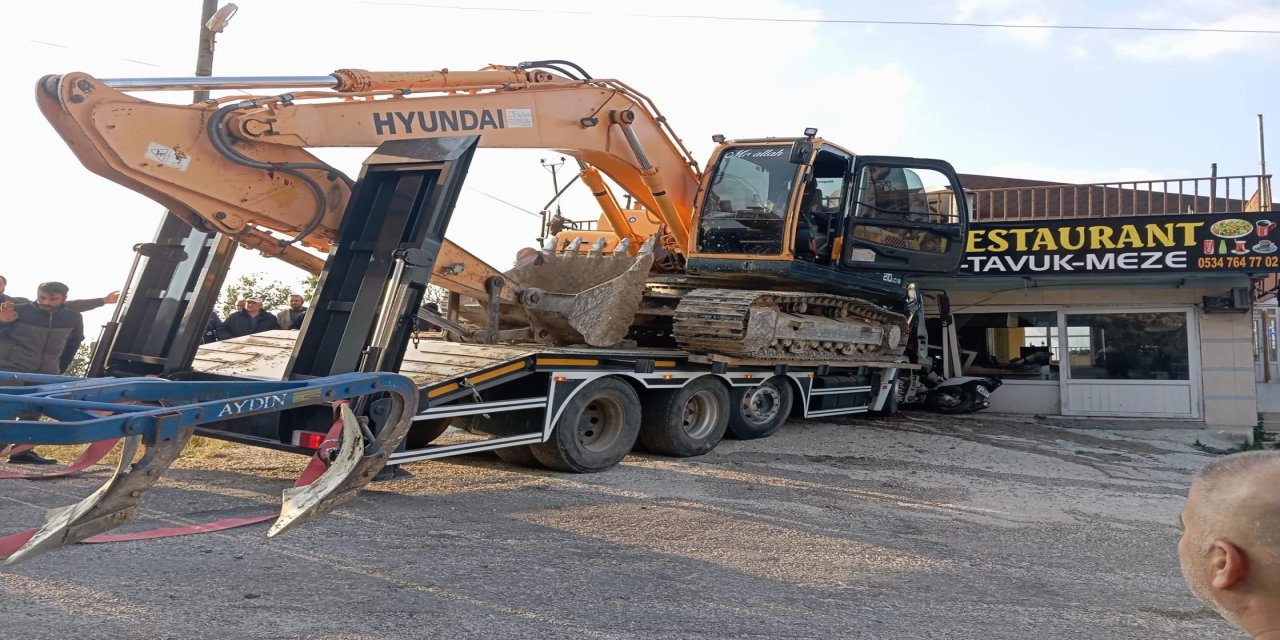 Freni arızalanan iş makinası yüklü tır, iş yerine daldı