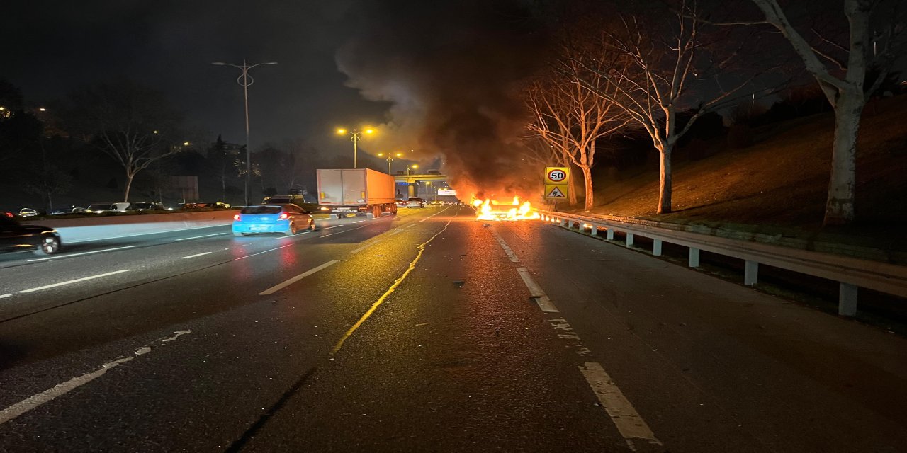 Avrupa Otoyolu'nda araç alev topuna döndü, trafik yoğunluğu oluştu