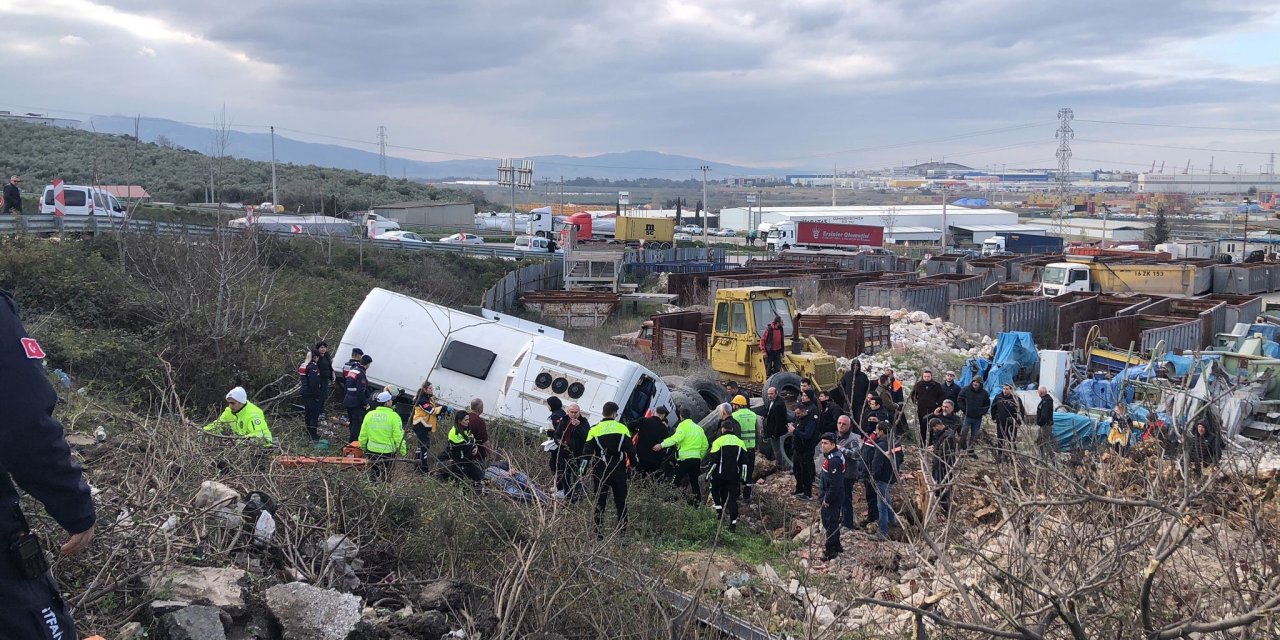 Servis otobüsü kaza yaptı: 15 yaralı