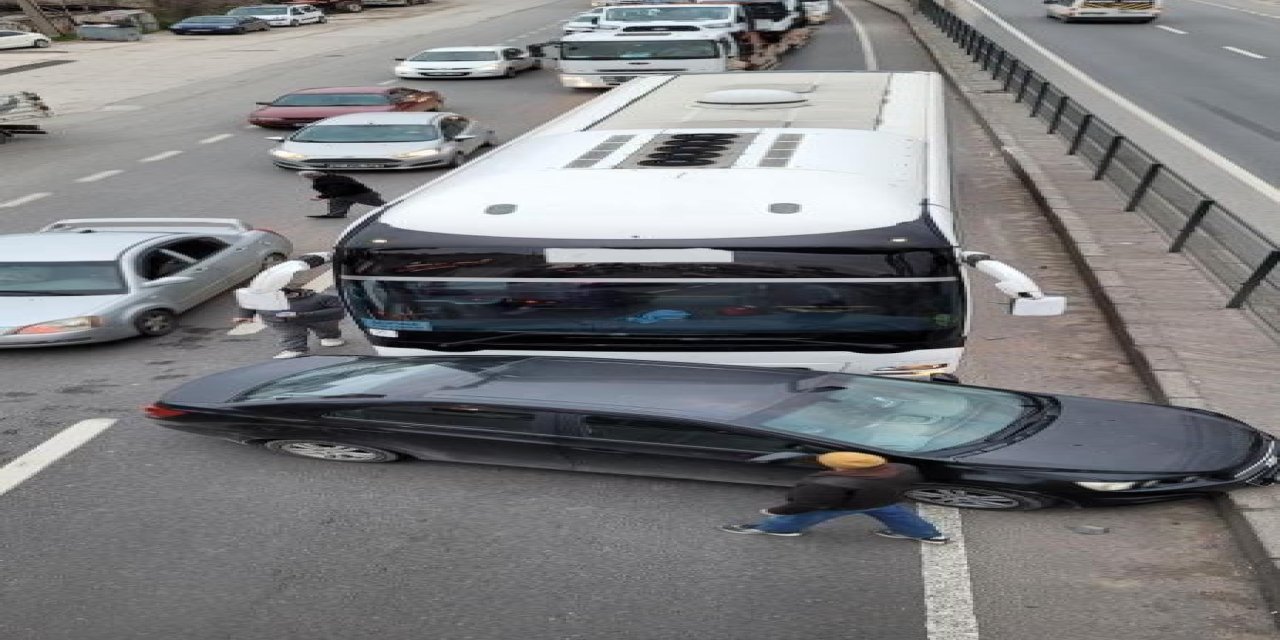 Yalova'da servis otobüsü otomobille çarpıştı