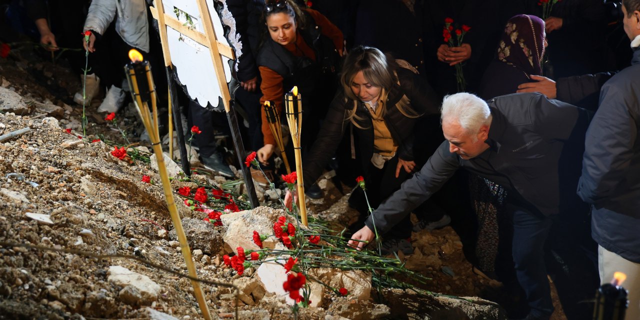 Adana’da depremde hayatını kaybedenler gözyaşlarıyla anıldı