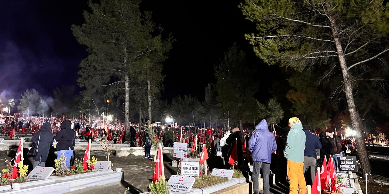 Kahramanmaraş'ta deprem şehitleri mezarlığına akın: Depremin şehitleri dualarla yad edildi