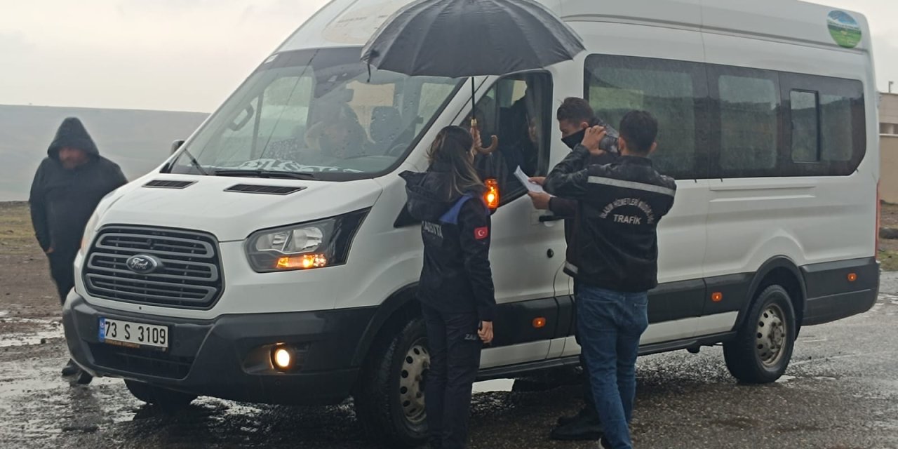 Cizre'de Belediye Ekipleri Öğrenci servislerini denetledi