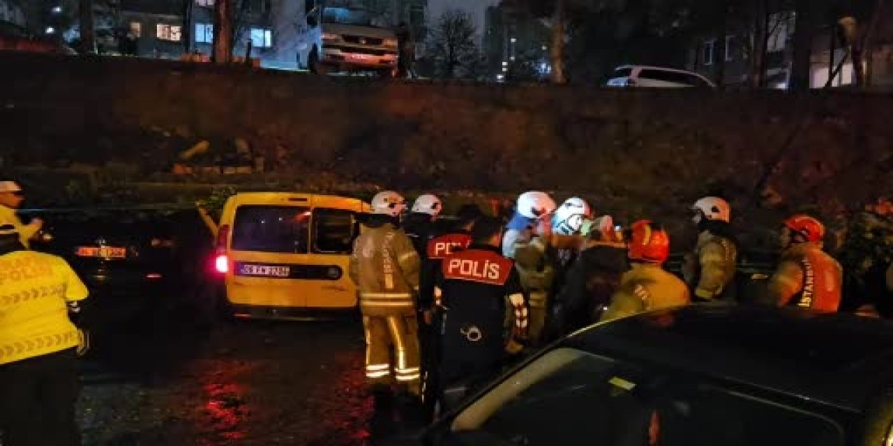 Beşiktaş'ta istinat duvarı 8 aracın üstüne çöktü