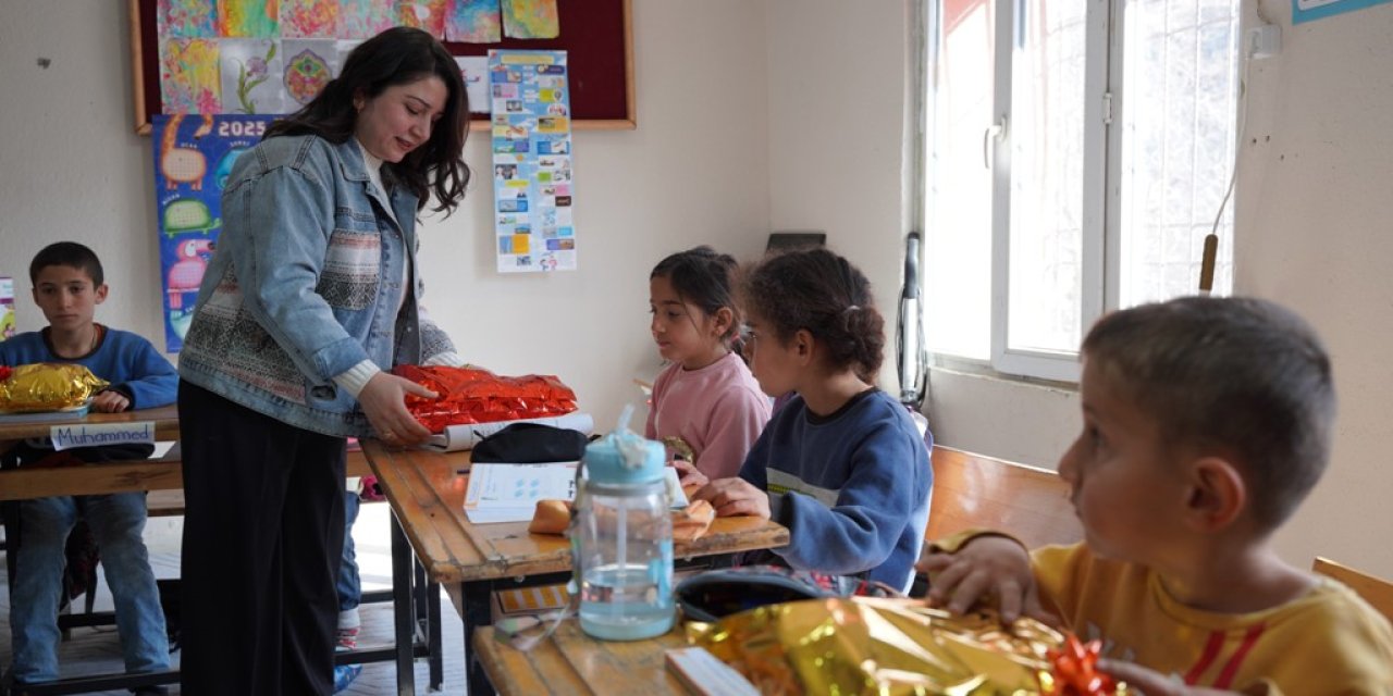 Beytüşşeba'ta kadınların ördüğü bere, atkı ve eldiveneler öğrencilere dağıtıldı
