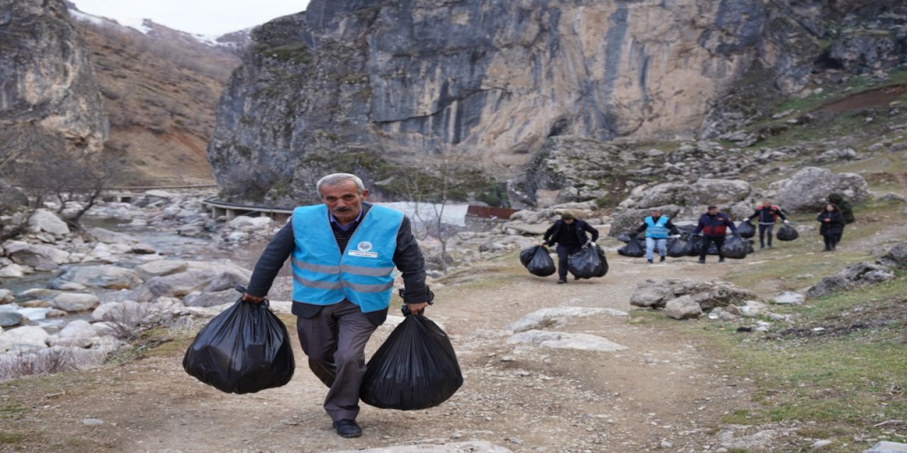 Zümrüt kaplıcasında temizlik seferberliği