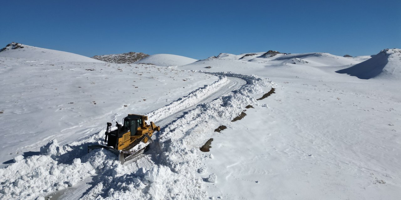 Şırnak'ta kardan kapanan yollar, yaylada kalan aileler için açılıyor
