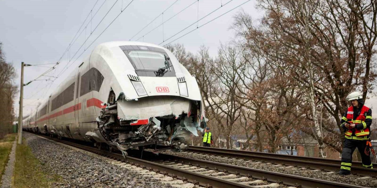 Almanya’da yolcu treni tırla çarpıştı: 1 kişi öldü, 25 yaralı