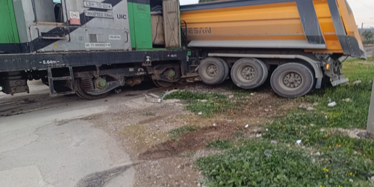 Osmaniye’de yük treniyle hafriyat kamyonu çarpıştı: 1 kişi yaralandı