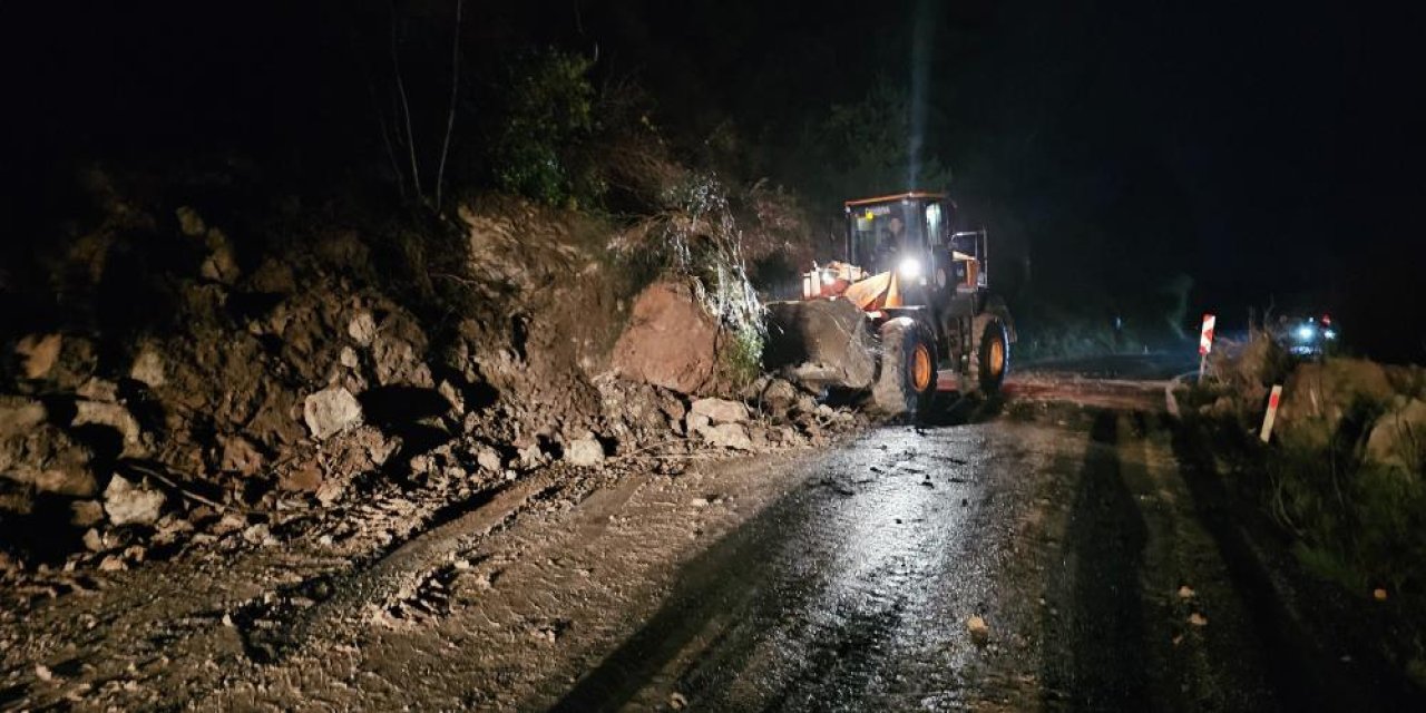 Kastamonu-Bartın karayolu heyelan sebebiyle ulaşıma kapandı